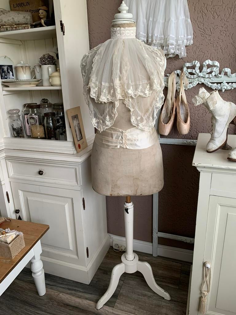 Een antieke linnen paspop Paris Girard, Ophalen