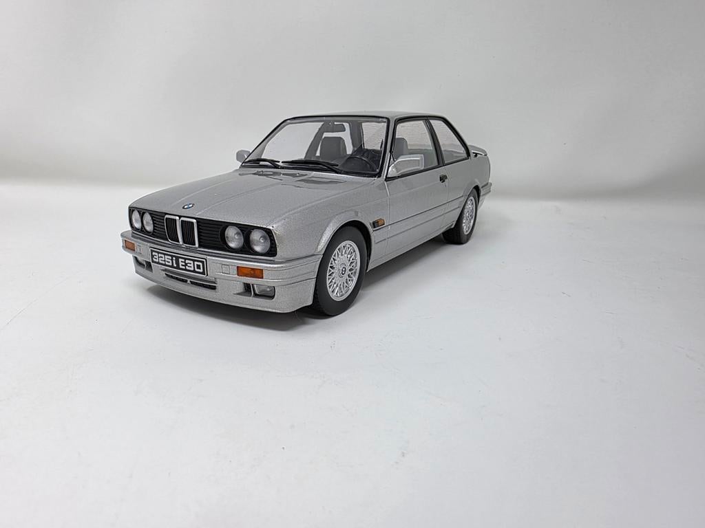 Bmw 325i E30 M-Paket 1:18 in OVP, Ophalen of Verzenden, Zo goed als nieuw, Overige merken