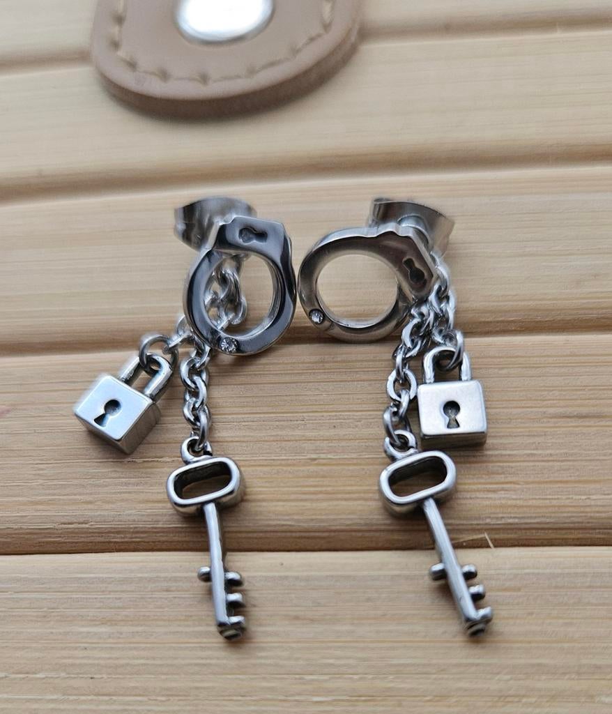 Rvs stalen handboeien sleutel oorbellen, Sieraden, Tassen en Uiterlijk, Met kristal, Overige materialen, Hangers, Nieuw