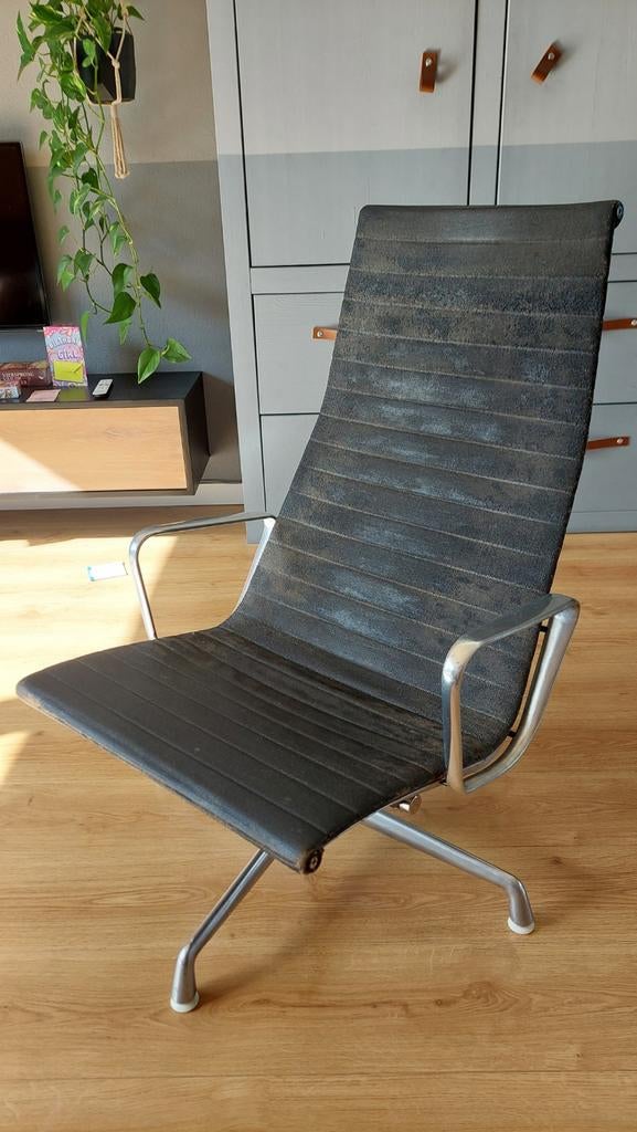 Vitra Aluminium Chair EA 124 Lounge Stoel - Opknapper, Huis en Inrichting, Stoelen, Ophalen, Gebruikt, Zwart, Eén