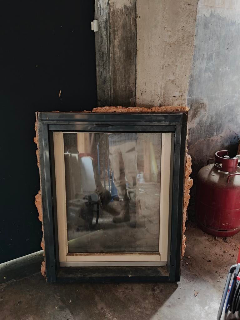 Kozijn met dubbel glas en hor 80 x 98,5 cm, Doe-het-zelf en Verbouw, Kozijnen en Schuifpuien, Gebruikt, Raamkozijn, Inclusief glas