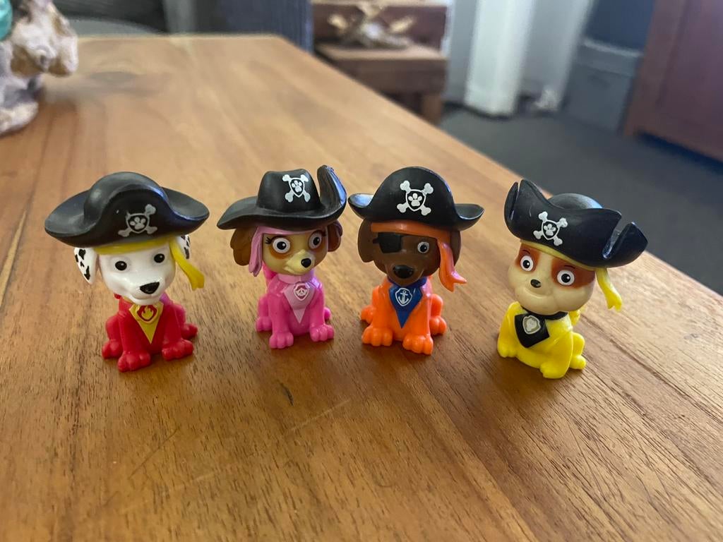 4 figuurtjes / poppetjes van paw patrol hondjes als piraten., Ophalen of Verzenden, Zo goed als nieuw