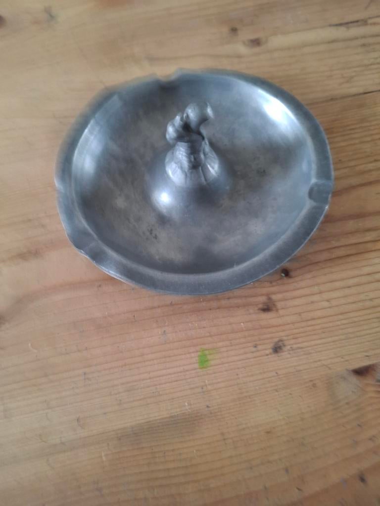 Oude tinnen asbak met figuur, Ophalen of Verzenden