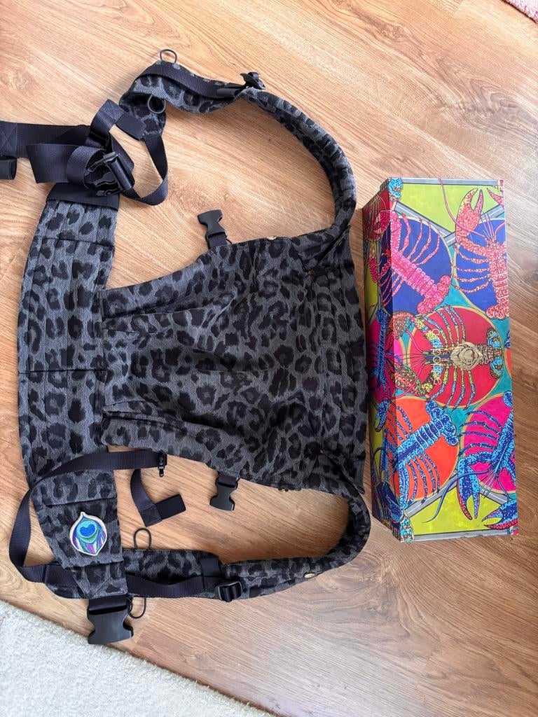 Artipoppe Draagzak Leopard - Zo goed als nieuw, Overige merken, Buik of Rug, Ophalen of Verzenden, Zo goed als nieuw