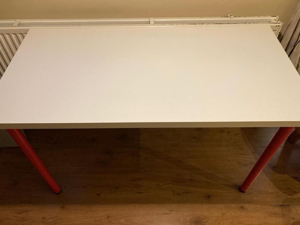 IKEA Linnmon bureau met roze Adils poten, Ophalen, Gebruikt