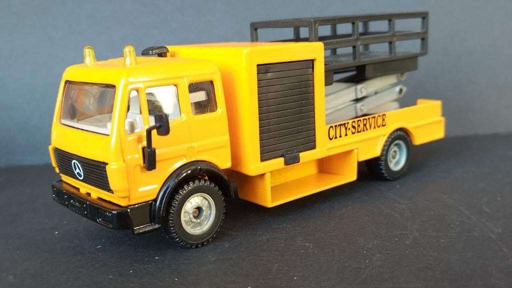 Mercedes Benz SK City Service Hoogwerker schaarlift Siku Pol, Schlittenbacherstrasse 60 Lüdenscheid Germany, SIKU, Verzenden, Zo goed als nieuw