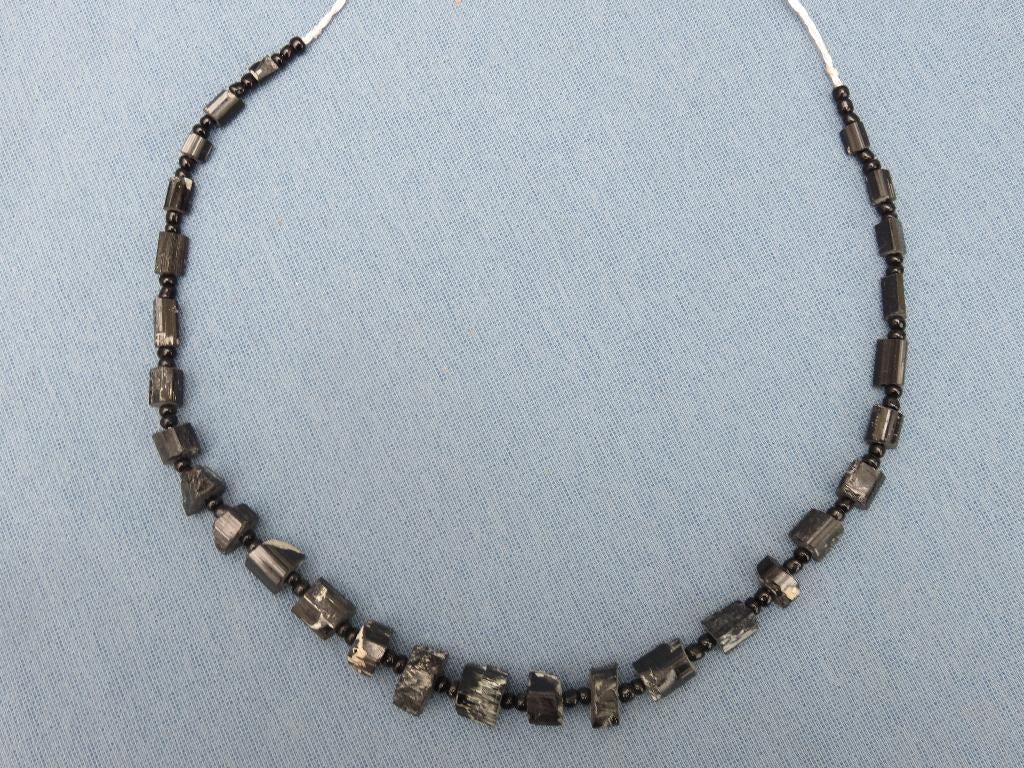 Kralen ketting van grove zwarte toermalijn steen – 20e eeuw, Ophalen of Verzenden, Zo goed als nieuw, Zwart, Steen of Mineraal