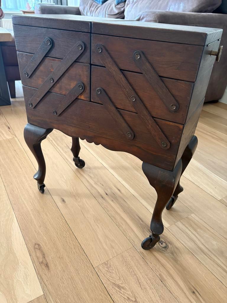 Antieke naaidoos op pootjes, Ophalen