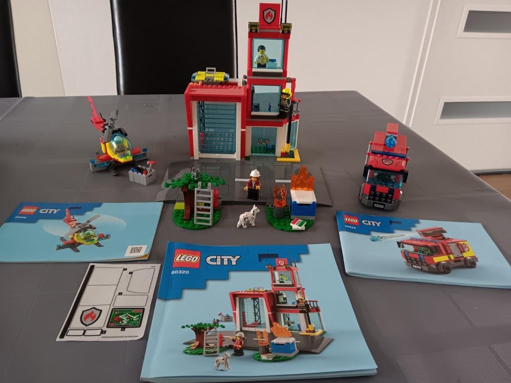 Lego City Brandweerkazerne 60320 met voertuigen, Ophalen of Verzenden, Zo goed als nieuw, Complete set, Lego