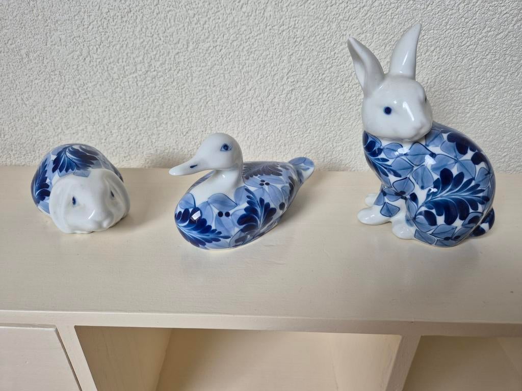 3 Delfts blauw wit porseleinen konijnen en eend, Verzamelen, Beelden en Beeldjes, Ophalen of Verzenden, Zo goed als nieuw, Dier