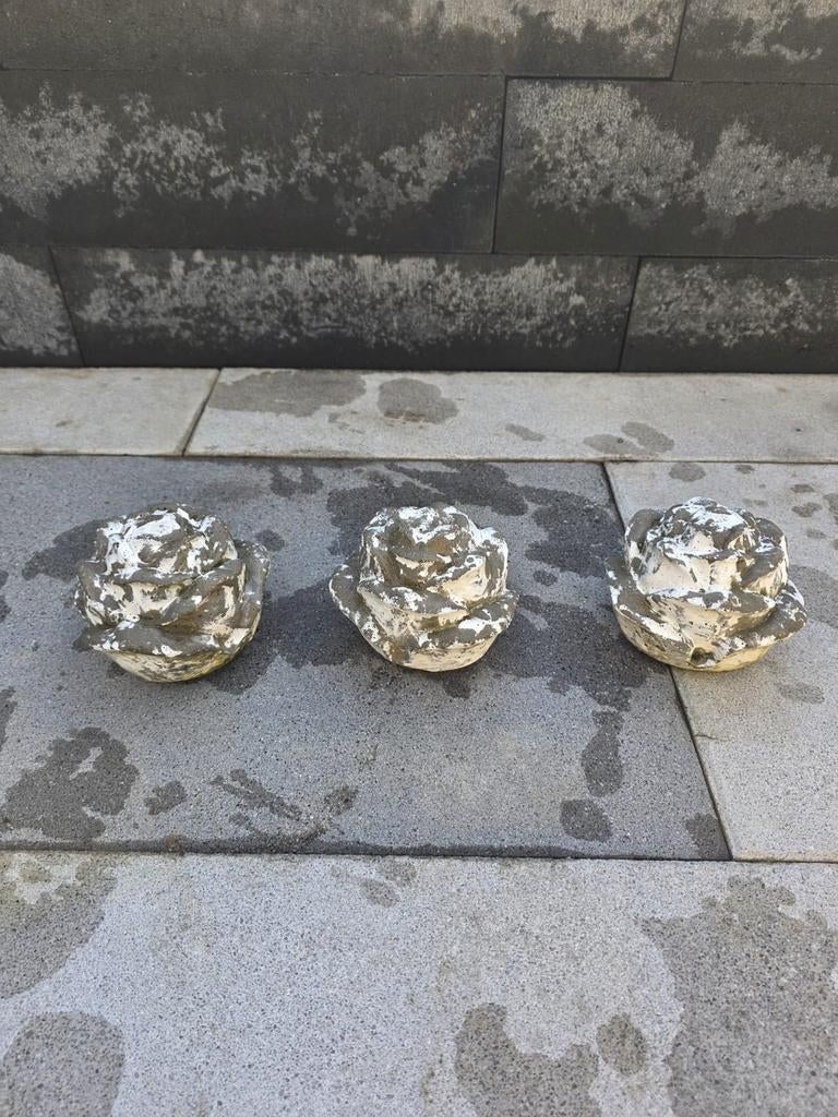 Drie stenen rozen voor in de tuin, Ophalen of Verzenden, Gebruikt, Beton, Overige typen