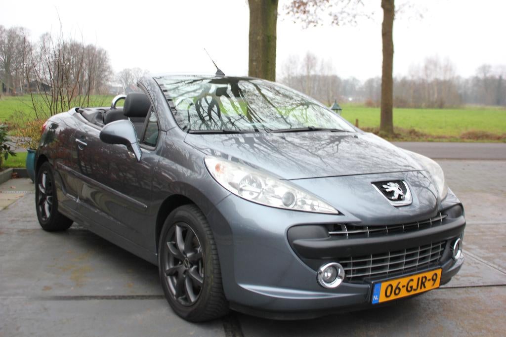 MOOIE, SPORTIEVE PEUGEOT 207 CC CABRIO TURBO!! VOL OPTIES!, Auto's, Peugeot, Voorwielaandrijving, Zwart, 4 cilinders, Cabriolet