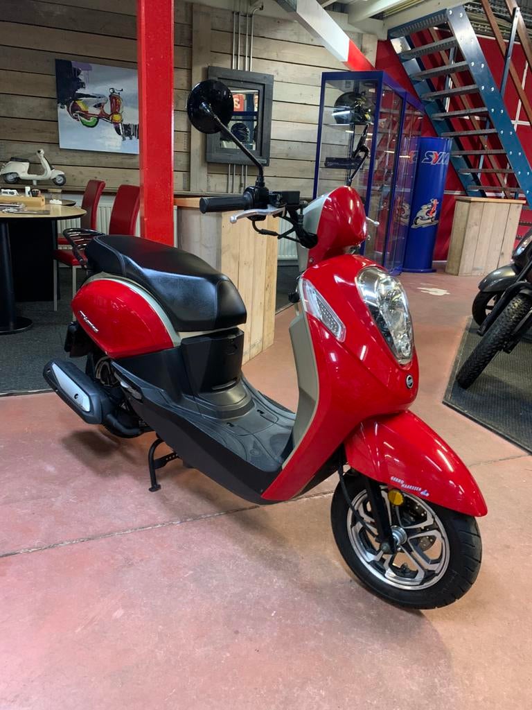 Gebro scooters: Sym mio i 25KM SNOR rood BJ2018, Mio, Gebruikt, Ophalen of Verzenden, Benzine