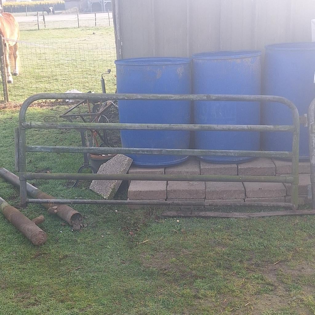 Grote stevige  zware  ijzere poort. 2 delig met 2 lange pale, Gebruikt, Ophalen of Verzenden, Minder dan 100 cm, IJzer
