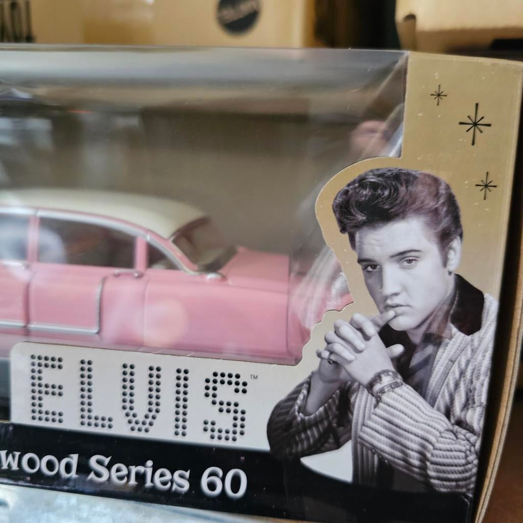 Elvis Presley 1955 Cadillac Fleetwood Series 60 - Roze, 1000 Performance Dr, Indianapolis, IN 46240, USA, Nieuw, Ophalen of Verzenden