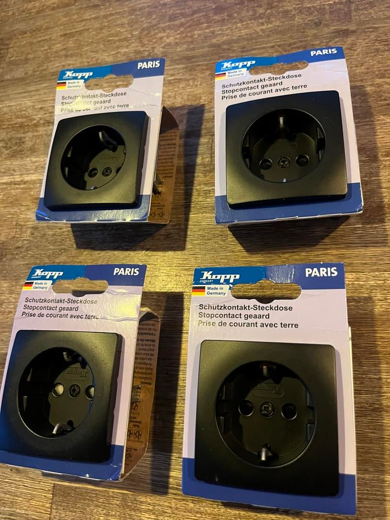 Kopp Paris Stopcontacten Zwart - Geaard (4 stuks), Doe-het-zelf en Verbouw, Elektra en Kabels, Ophalen of Verzenden, Nieuw, Stopcontact