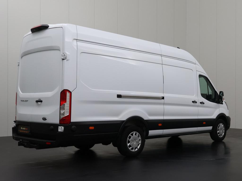 Ford Transit 130PK L4H3 Jumbo | Camera | Trekhaak | 3-Zits |, Auto's, Stof, Gebruikt, 2500 kg, Wit