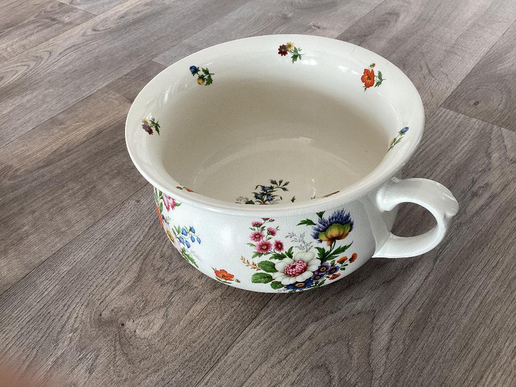 Porseleinen nachtstoel (po), Ophalen