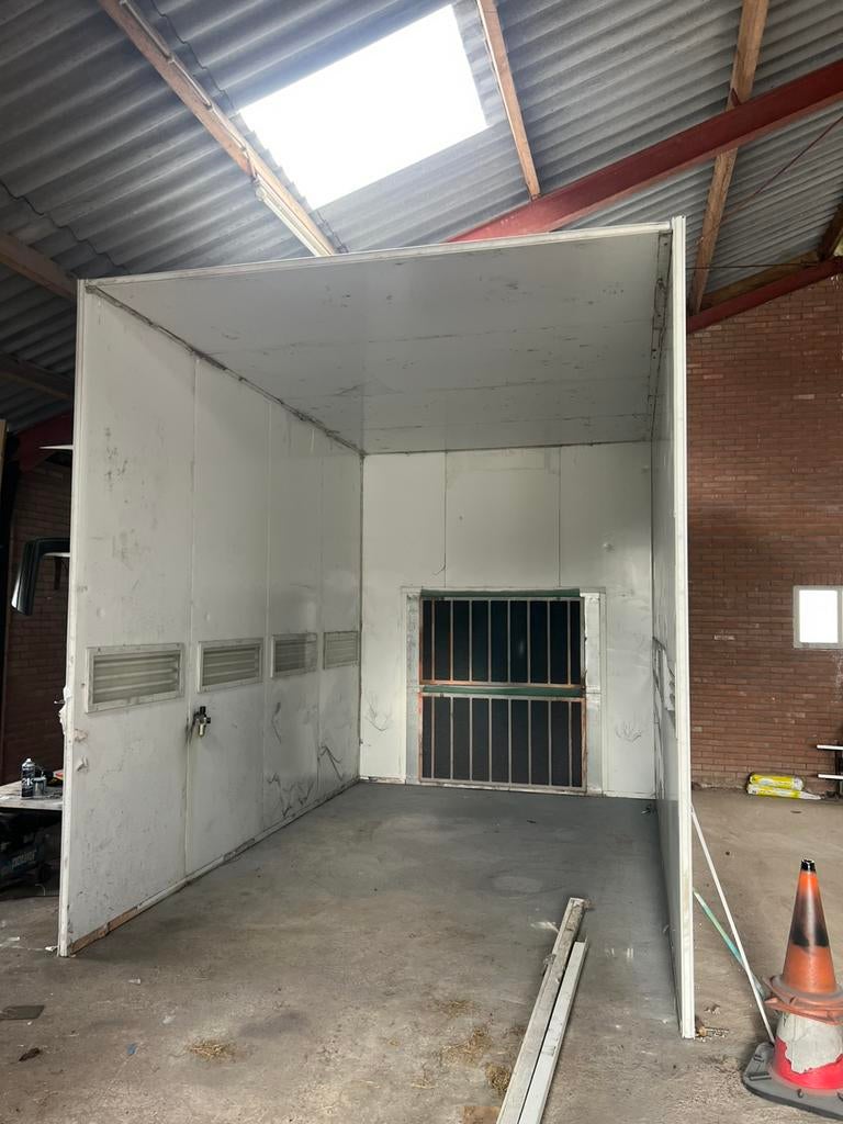 Cwn spuitcabine met afzuig wand