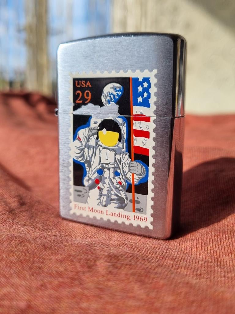 Zippo Moon Landing Sticker Aansteker - 1997 (zeer zeldzaam), Verzamelen, Verzenden, Zo goed als nieuw, Aansteker
