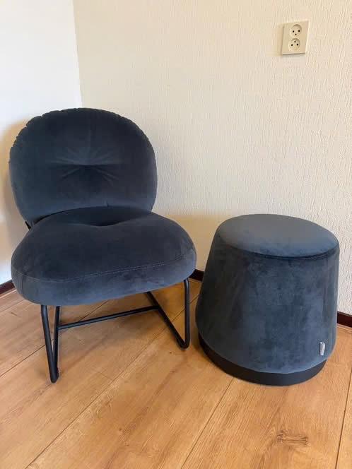 blauw/grijs Must Living stoel en poef / fauteuil met poef, Ophalen, Zo goed als nieuw, 75 tot 100 cm, 50 tot 75 cm