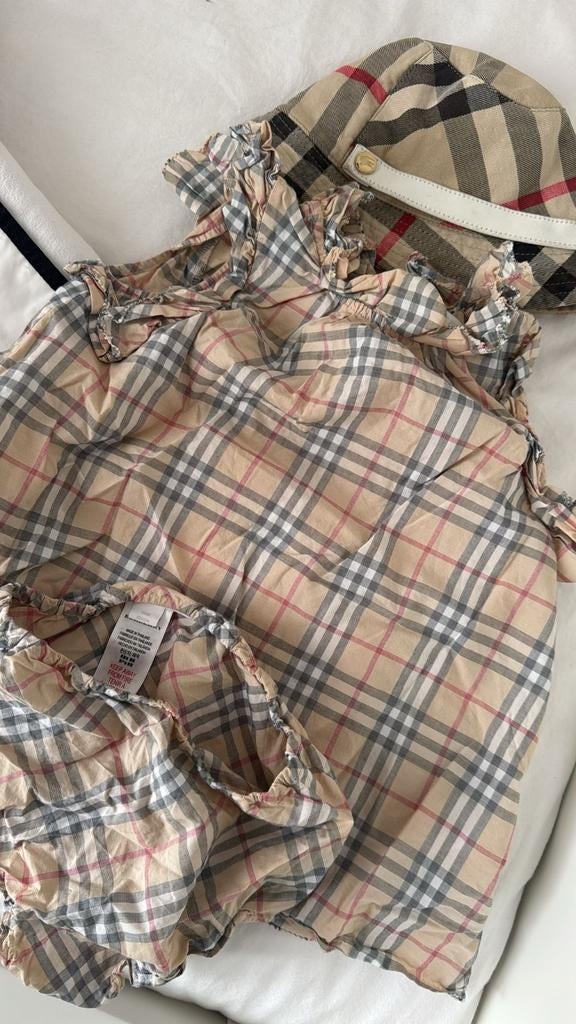 Burberry baby set (romper en muts) - 1 jaar oud, Ophalen of Verzenden, Zo goed als nieuw, Burberry, Jongetje of Meisje