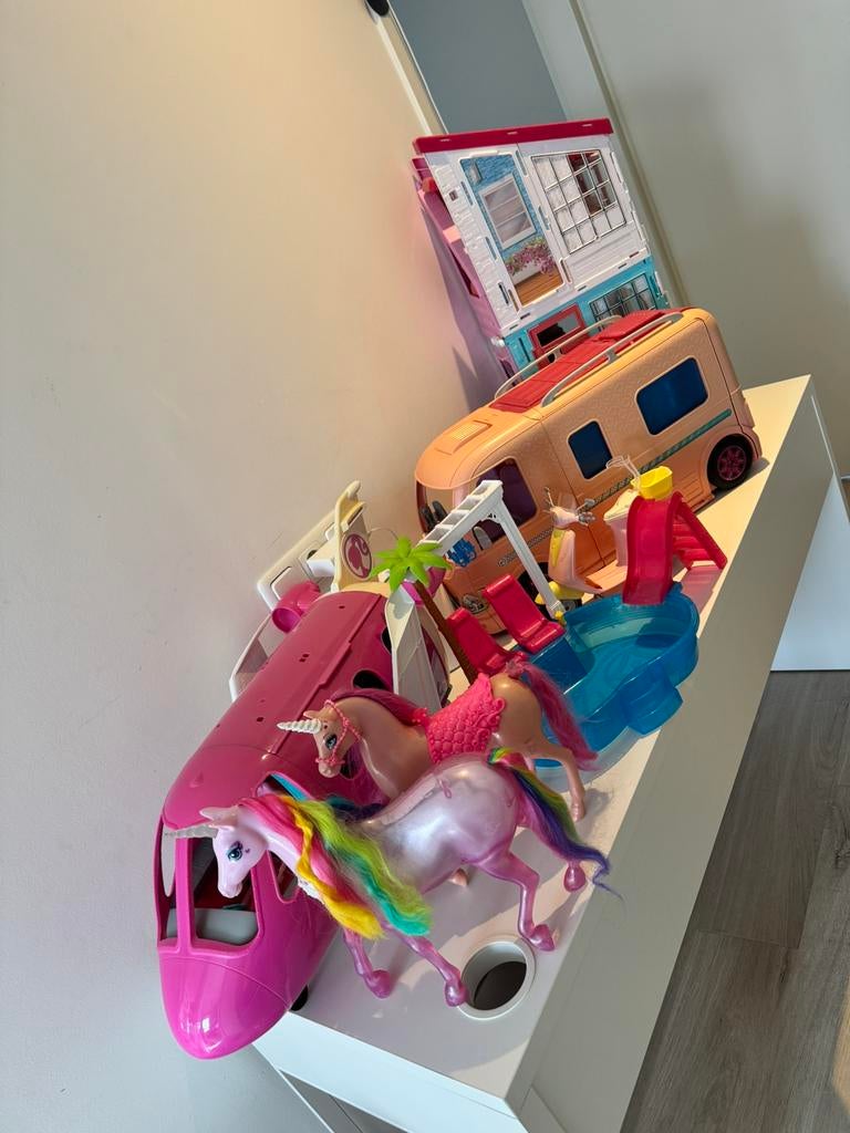 Barbie vliegtuig, dreamhouse, glamper, zwembadje, unicorns, Kinderen en Baby's, Speelgoed | Poppenhuizen, Ophalen, Zo goed als nieuw