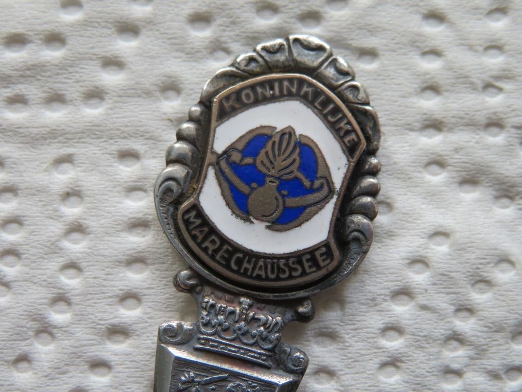 Verz. Militaria Lepeltje Embleem Koninklijke Marechaussee, Overige materialen, Verzenden, Verzilverd, Zo goed als nieuw