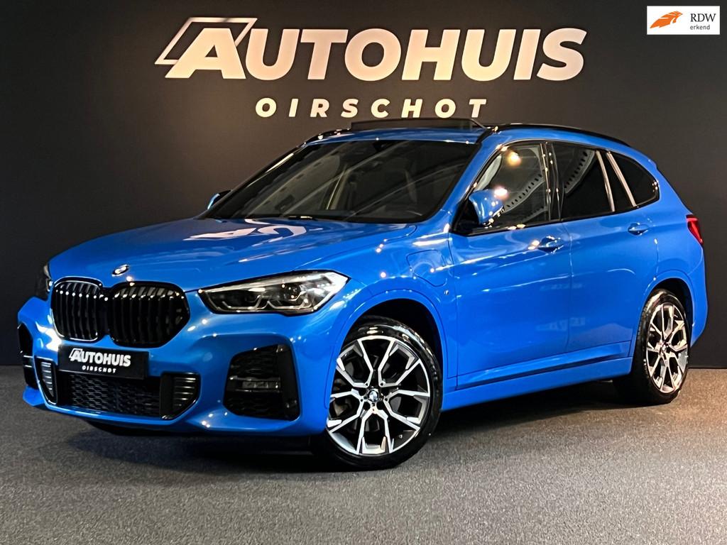 BMW X1 XDrive25e High Executive Edition M Pano/ Leder/ Adapt, Gebruikt, Zwart, Blauw, Vierwielaandrijving