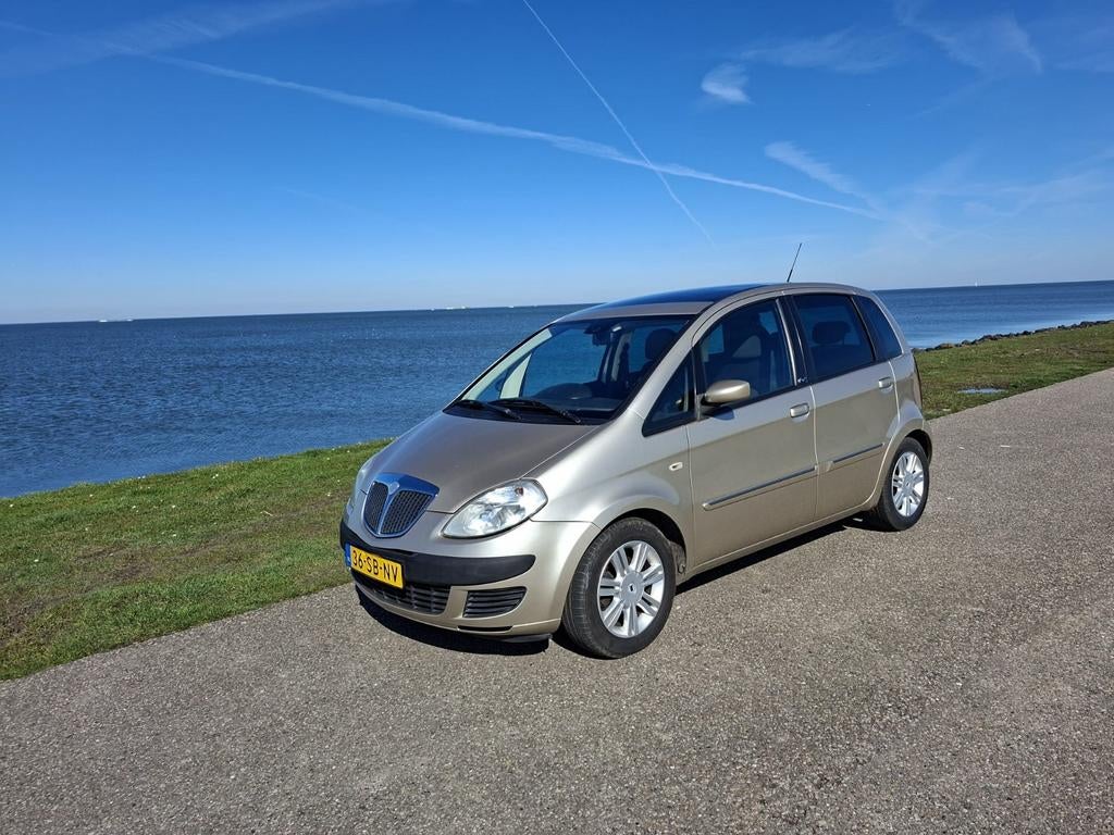 Lancia Musa 1.4 16V 2005 Beige, Auto's, Lancia, Voorwielaandrijving, 15 km/l, Zwart, 400 kg