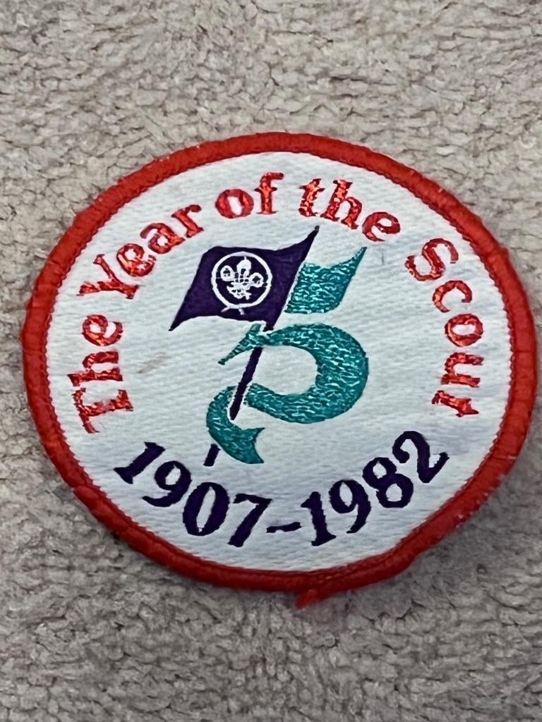 Scouting - badge - 1907-1982 - The Year of the Scout, Ophalen of Verzenden, Zo goed als nieuw, Embleem, Speld of Insigne