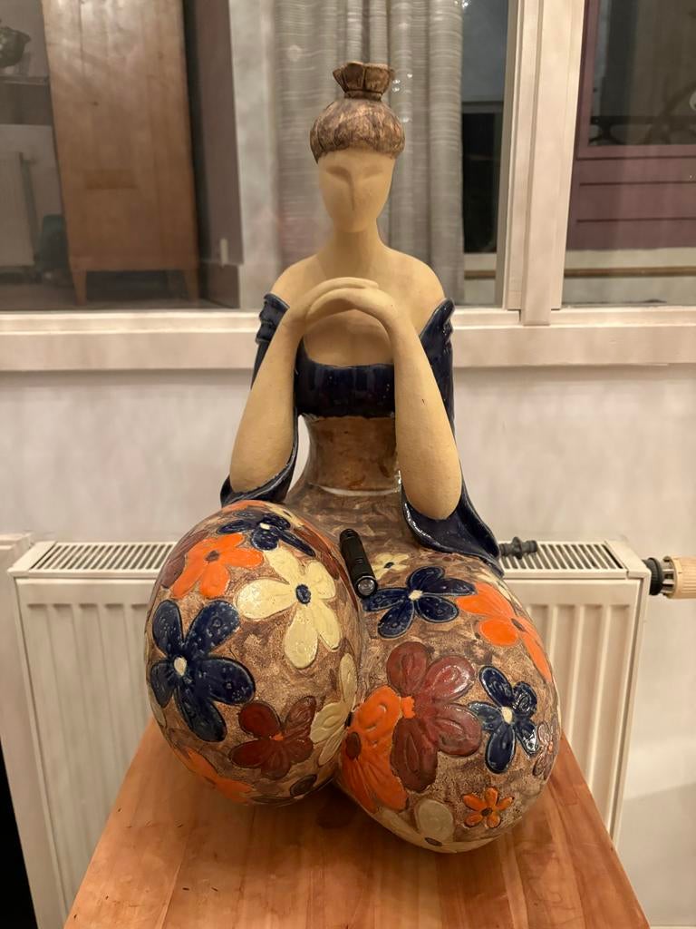 GEZOCHT: Uniek Tuinbeeld: de WaterLady met Bloemenpatroon, Ophalen, Gebruikt, Overige materialen, Mensenbeeld