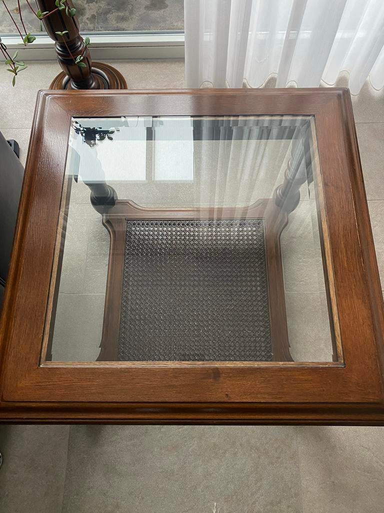 Klassieke bijzettafel met glasplaat en rotan detail, Ophalen, Vierkant, 50 tot 100 cm, Zo goed als nieuw