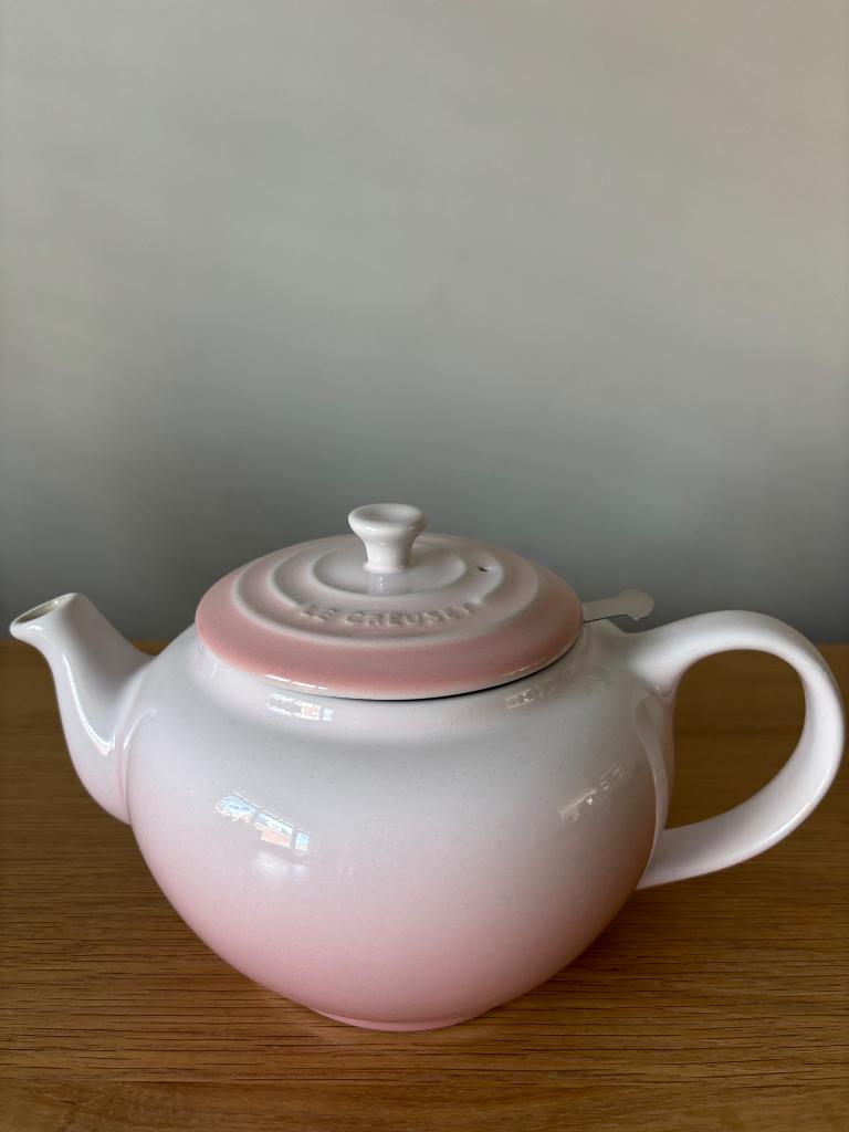 Le Creuset theepot lichtroze nieuw!, Huis en Inrichting, Keuken | Servies, Ophalen, Overige typen, Nieuw, Overige stijlen