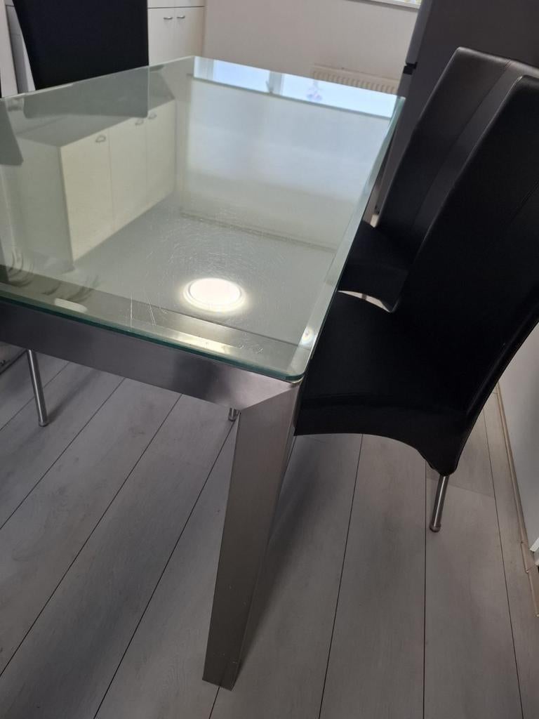 Hoogglans wit eettafel met glasplaat en 4 leren stoelen, Huis en Inrichting, Tafels | Eettafels, Ophalen, 50 tot 100 cm, Zo goed als nieuw