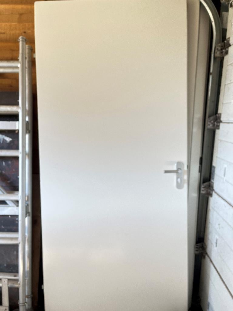 opdekdeur/binnendeur met metalen kozijn en hang sluitwerk, Doe-het-zelf en Verbouw, Deuren en Horren, Ophalen, Gebruikt, 80 tot 100 cm