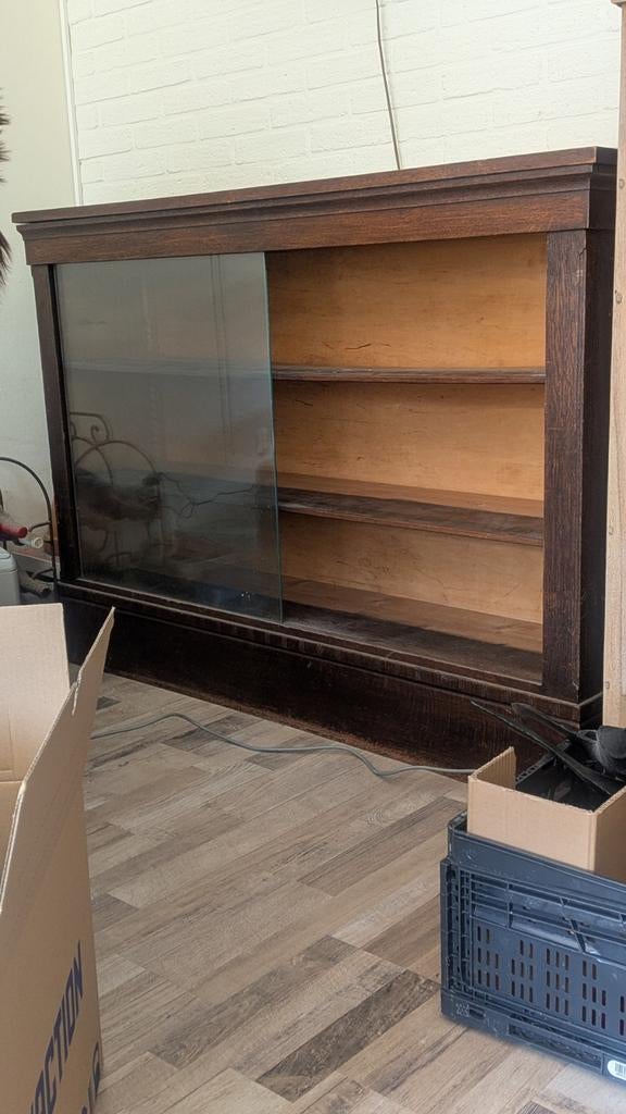 Houten vitrinekast met glazen schuifdeur, Ophalen, 25 tot 50 cm, 100 tot 150 cm