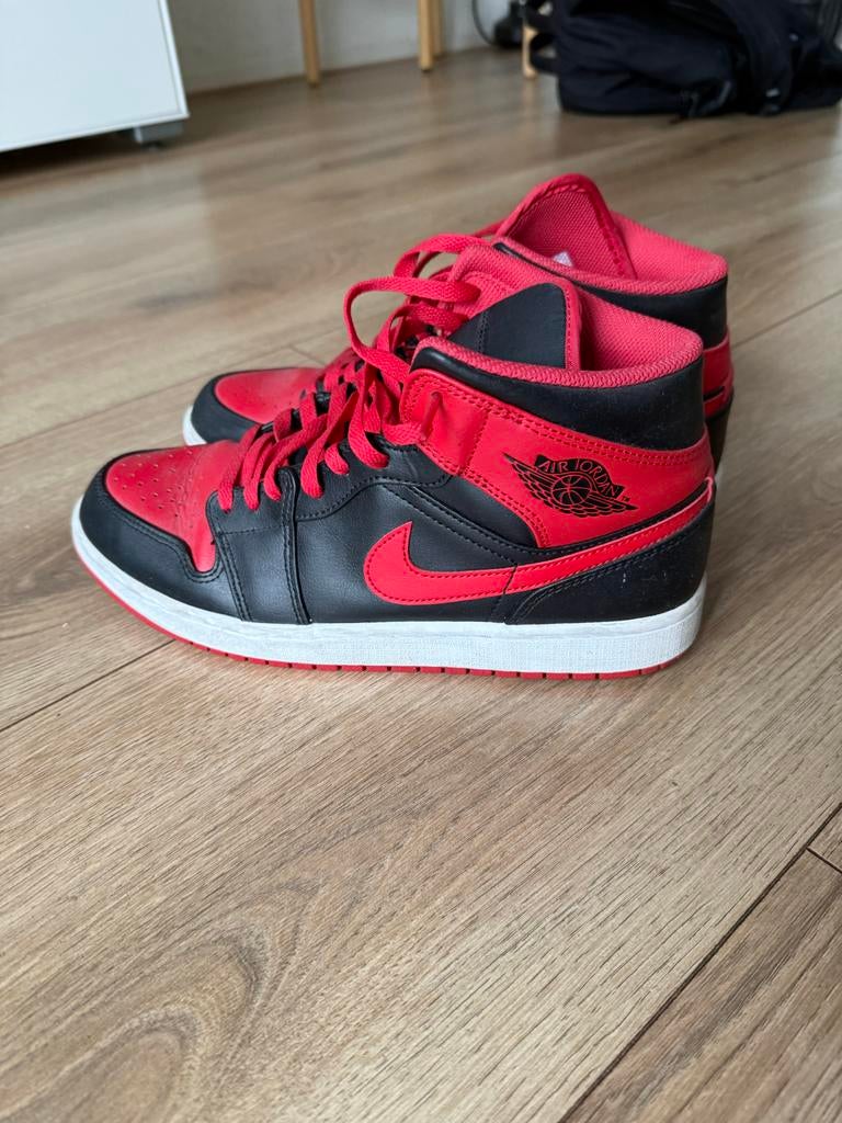 Jordan 1 Mid Red & Black - Maat 44.5, Kleding | Heren, Schoenen, Ophalen of Verzenden, Gedragen, Sneakers of Gympen