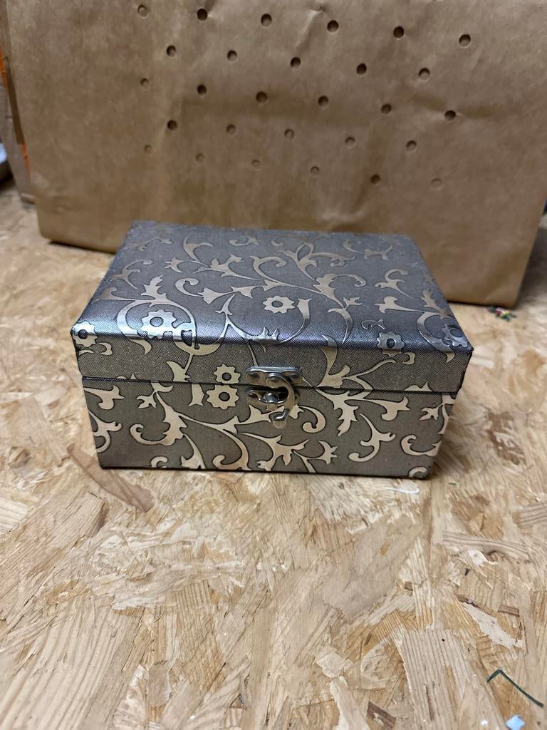 Decoratieve sieradendoos met slot, Gebruikt, Ophalen of Verzenden, Grijs, Met slot