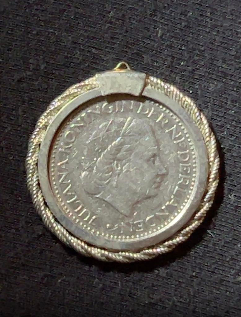 Gulden Hanger met Sierlijke Zilveren Rand, Overige materialen, Gebruikt, Overige voorstellingen, Ophalen of Verzenden