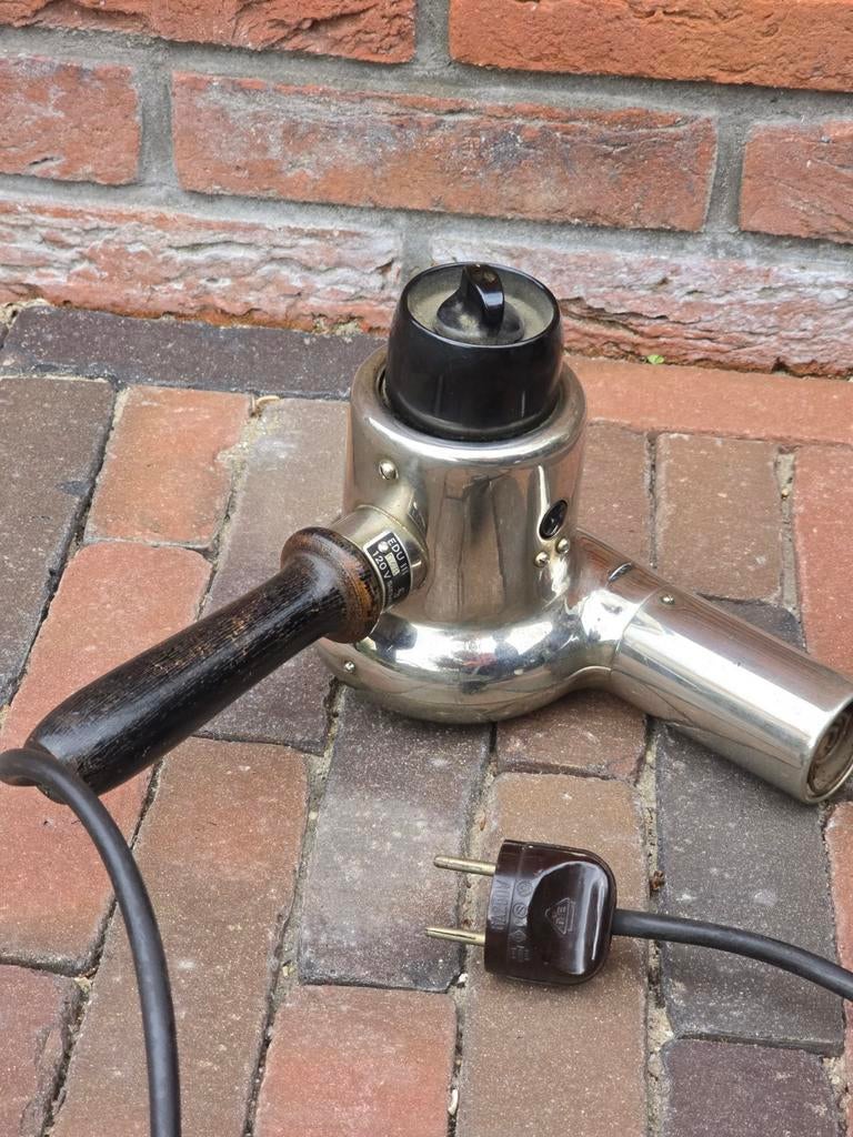 Antieke chrome / bakeliete/ houten Siemens

EDU III Föhn €25, Ophalen of Verzenden