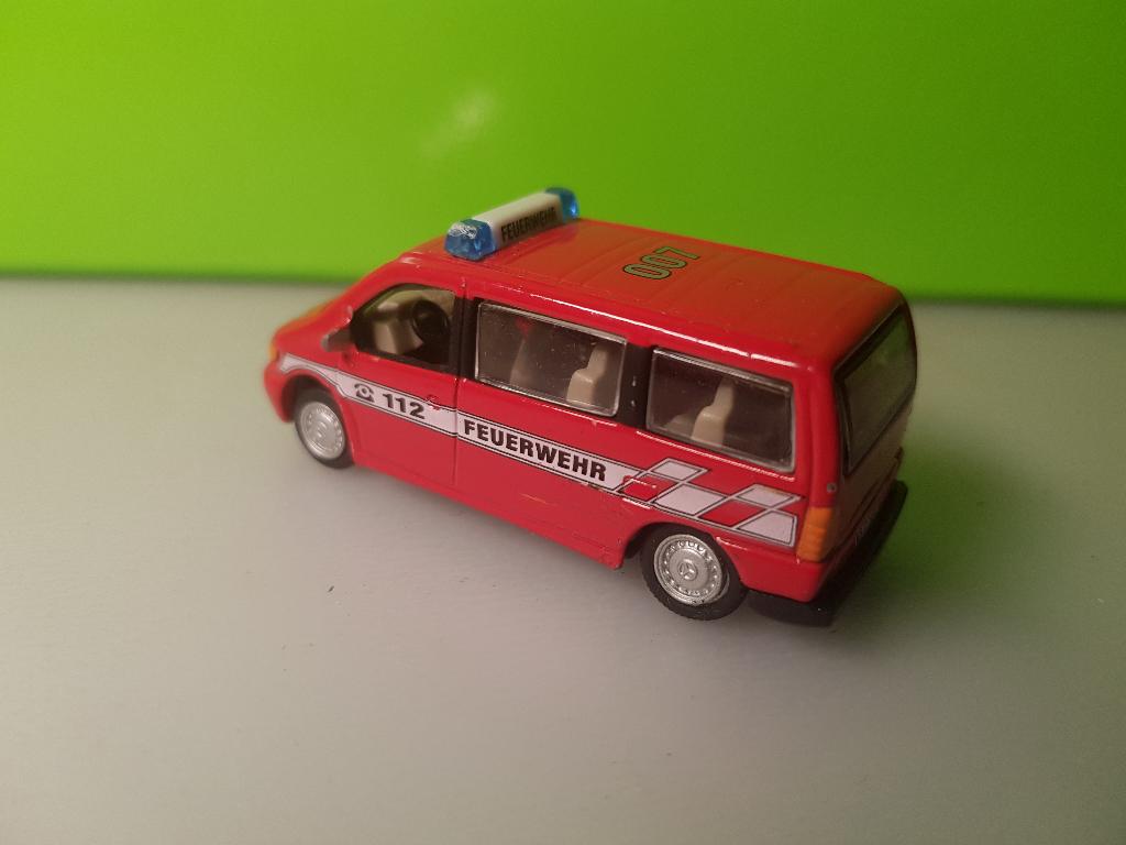Cararama - Mercedes Vito Feuerwehr [rood] 1/72, Ophalen of Verzenden, Gebruikt, Auto