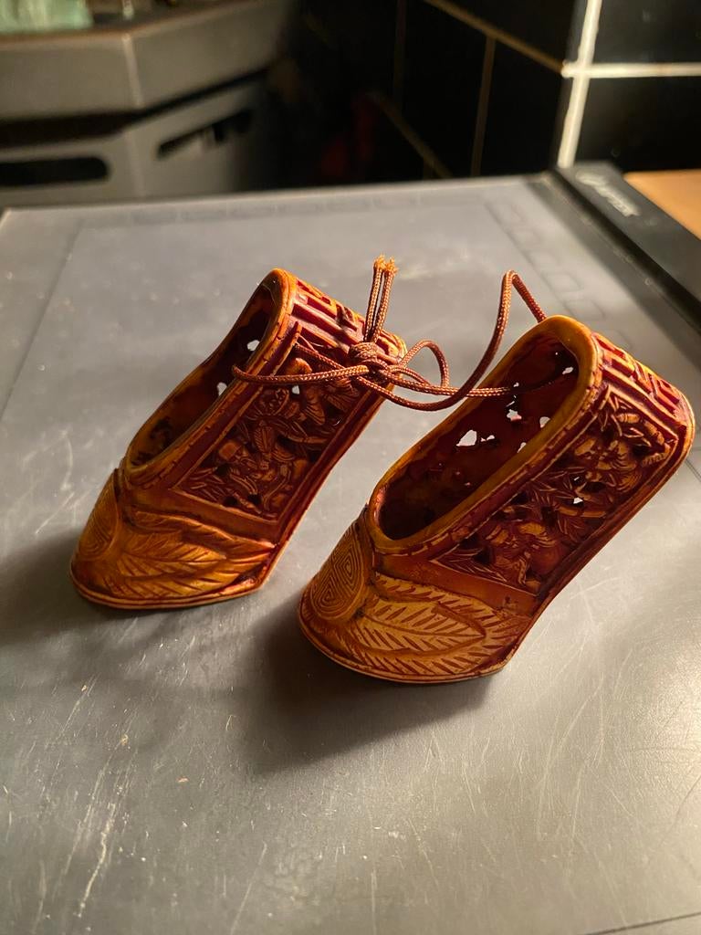 Antieke bewerkte Chinese schoentjes van been, Ophalen of Verzenden