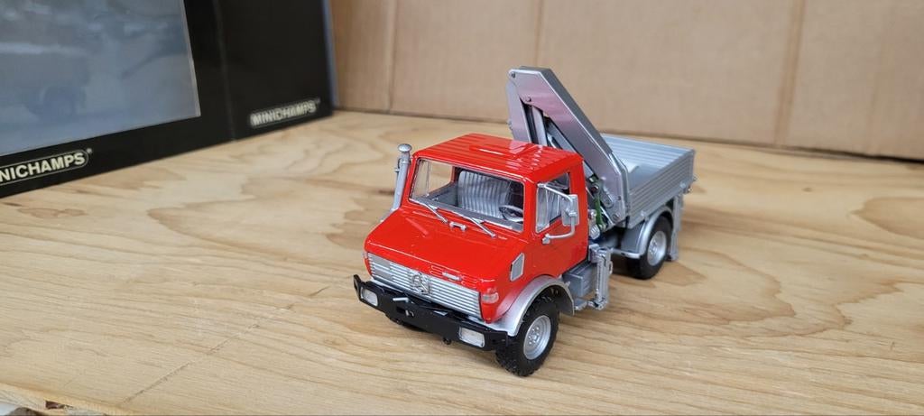 Minichamps Mercedes Unimog 1300 L met kraan Sample model, Hobby en Vrije tijd, Modelauto's | 1:43, Ophalen of Verzenden, Zo goed als nieuw