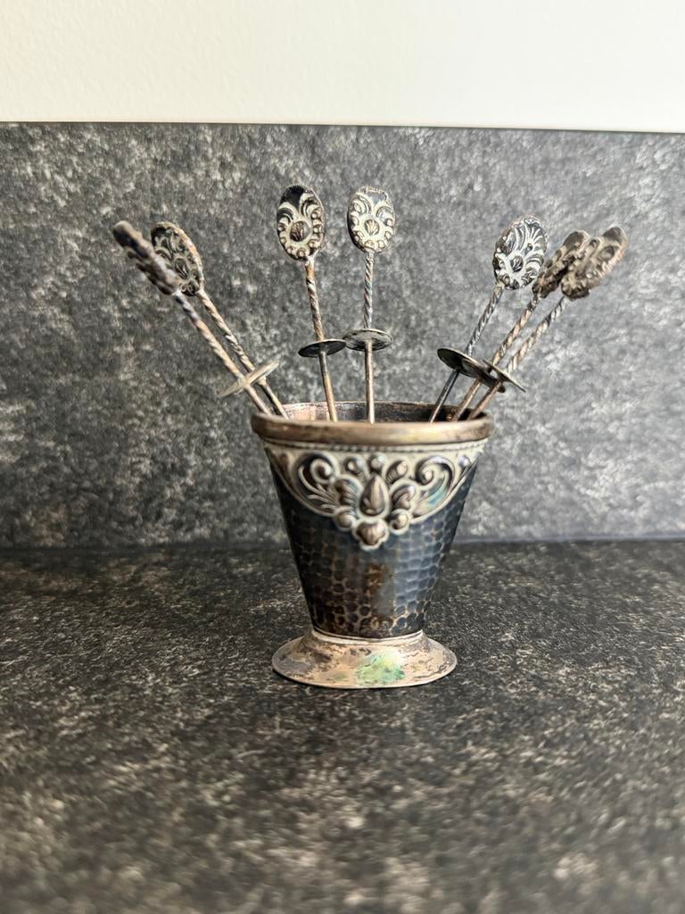 Zilveren Cocktailprikkers in vaasje Djokja, Antiek en Kunst, Verzenden