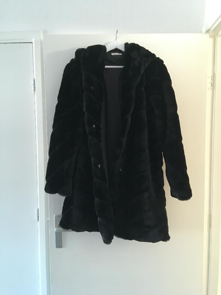 zwarte imitatie bontjas met capuchon, Ophalen of Verzenden, Nieuw, Maat 42/44 (L), Zwart