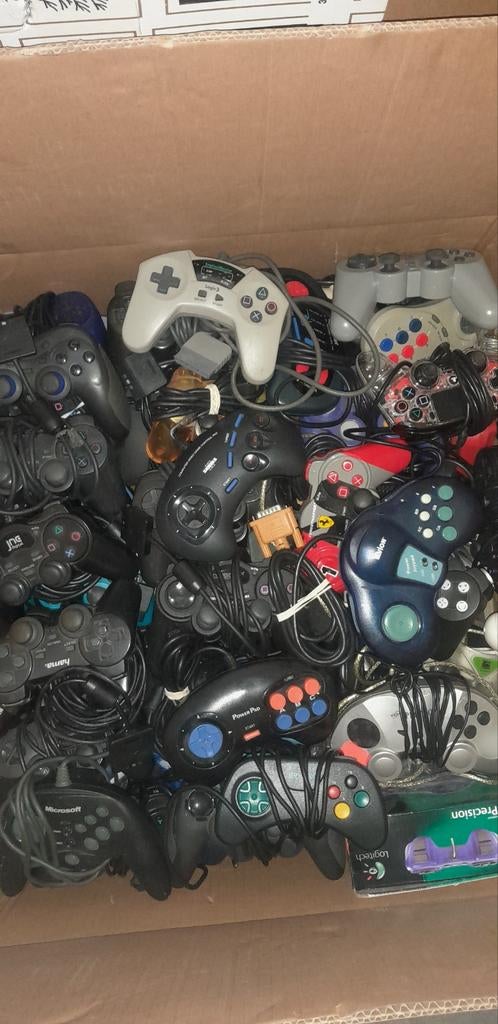 Doos vol controllers en race stuurtjes, Spelcomputers en Games, Ophalen, Zo goed als nieuw