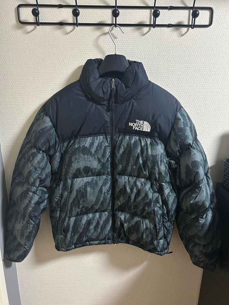 The North Face Nuptse Balsam Green Maat S, Kleding | Heren, Jassen | Winter, Ophalen of Verzenden, Nieuw, Maat 46 (S) of kleiner