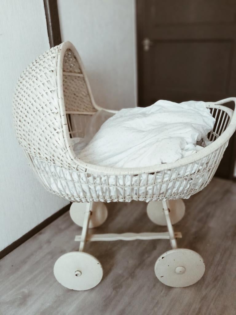 witte rotan wieg met matras retro vintage, Ophalen, Gebruikt, Wieg