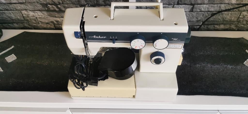 Naaimachine Anker super 380 werkt goed, Hobby en Vrije tijd, Naaimachines en Toebehoren, Ophalen of Verzenden, Zo goed als nieuw